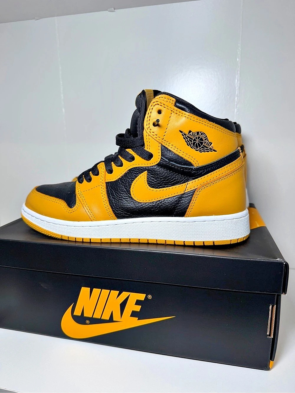 Nike Air Jordan 1 Retro High OG Retro High Sneakers Yellow Black US 6.0 Like New
